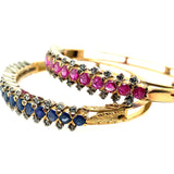 Coppia di antichi bracciali rigidi in oro giallo con rubini, zaffiri naturali e rose di diamante, XIX Secolo 