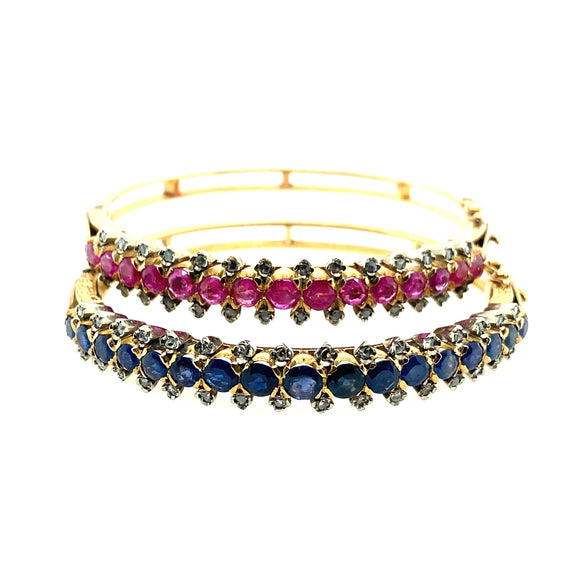 Coppia di antichi bracciali rigidi in oro giallo con rubini, zaffiri naturali e rose di diamante, XIX Secolo 