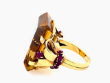 Anello in oro giallo con grande quarzo citrino e rubini, 1940 c.a. 