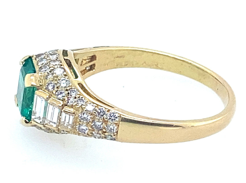 Anello Bulgari in oro giallo con diamanti e smeraldo colombiano trombino