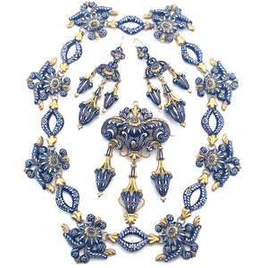 Antica e raffinata parure in oro giallo con smalto policromi bianchi e blu, 1840 c.a. 