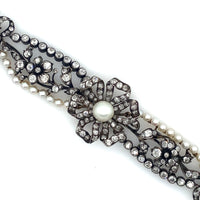 Un bellissimo bracciale con cima in argento, oro giallo, diamanti taglio antico e perle naturali. Francia, XIX secolo.