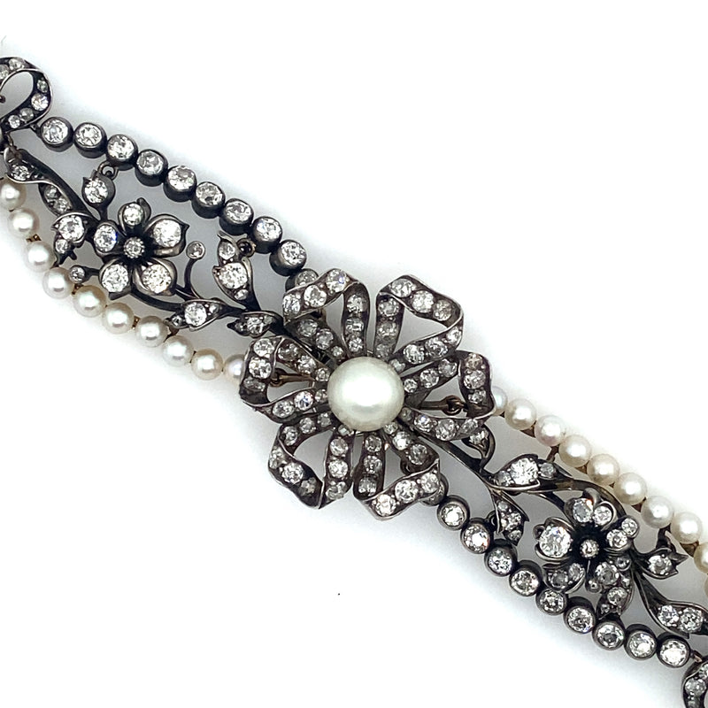 Un bellissimo bracciale con cima in argento, oro giallo, diamanti taglio antico e perle naturali. Francia, XIX secolo.
