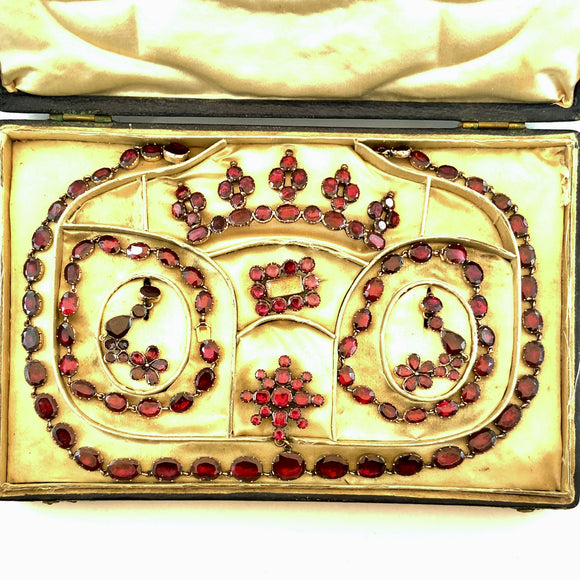 Parure completa di scatola originale con interno in seta, 1800 c.a. 