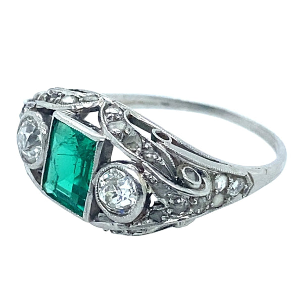 A fine Art Deco platinum diamond and Colombian emerald ring. Italy, 1920 c.a. 