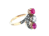 Anello in oro giallo e argento con rosa di diamante e due rubini, 1900 c.a. 