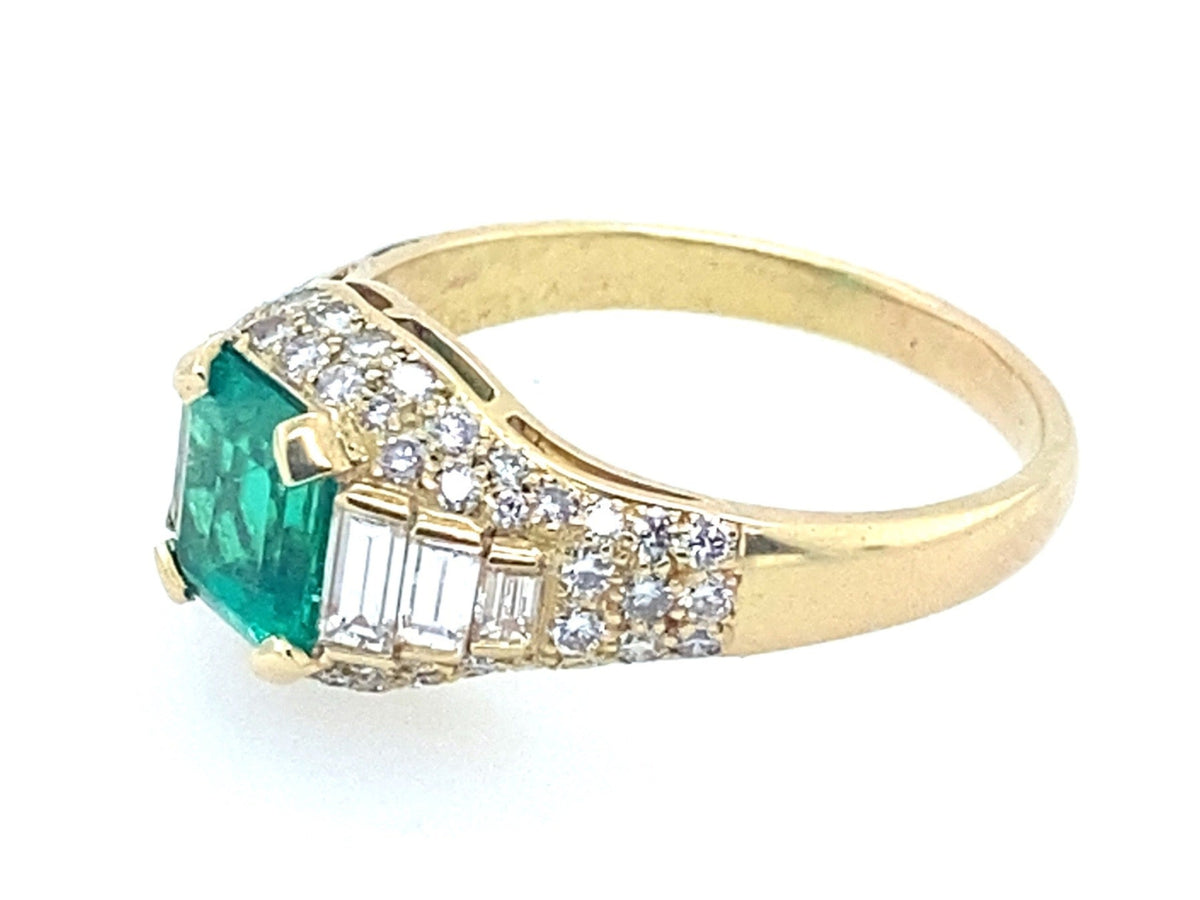 Anello Bulgari in oro giallo con diamanti e smeraldo colombiano trombino