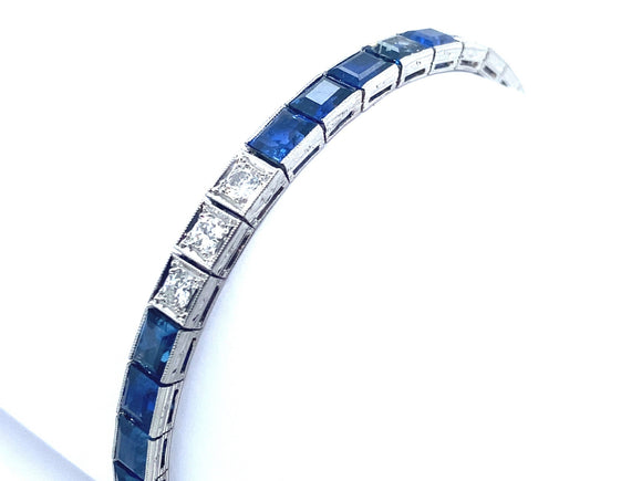 Bracelet ligne Art Déco en platine diamants et saphirs. 1930 environ