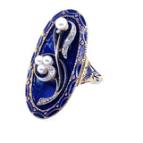 Anello Vittoriano in oro, diamanti e perle, smalto blu del XIX secolo.