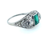 A fine Art Deco platinum diamond and Colombian emerald ring. Italy, 1920 c.a. 