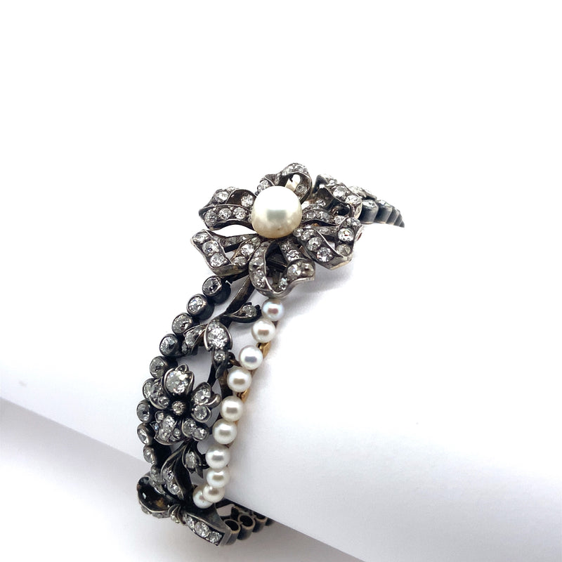 Un bellissimo bracciale con cima in argento, oro giallo, diamanti taglio antico e perle naturali. Francia, XIX secolo.