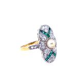 Un anello Art Déco in oro giallo, platino, diamanti e smeraldi con al centro una perla naturale