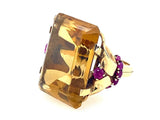 Anello in oro giallo con grande quarzo citrino e rubini, 1940 c.a. 
