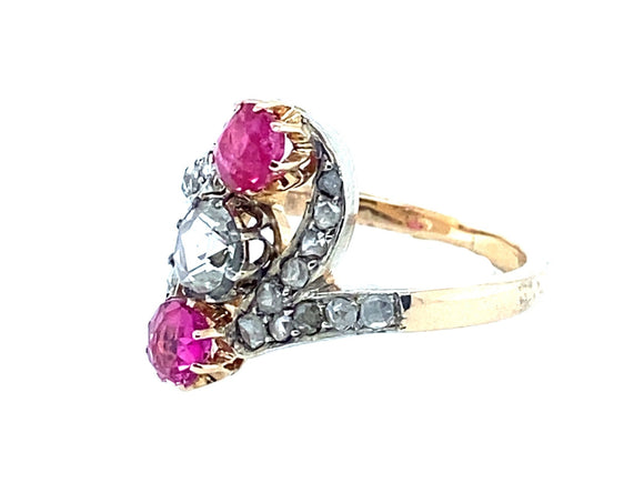 Anello in oro giallo e argento con rosa di diamante e due rubini, 1900 c.a. 