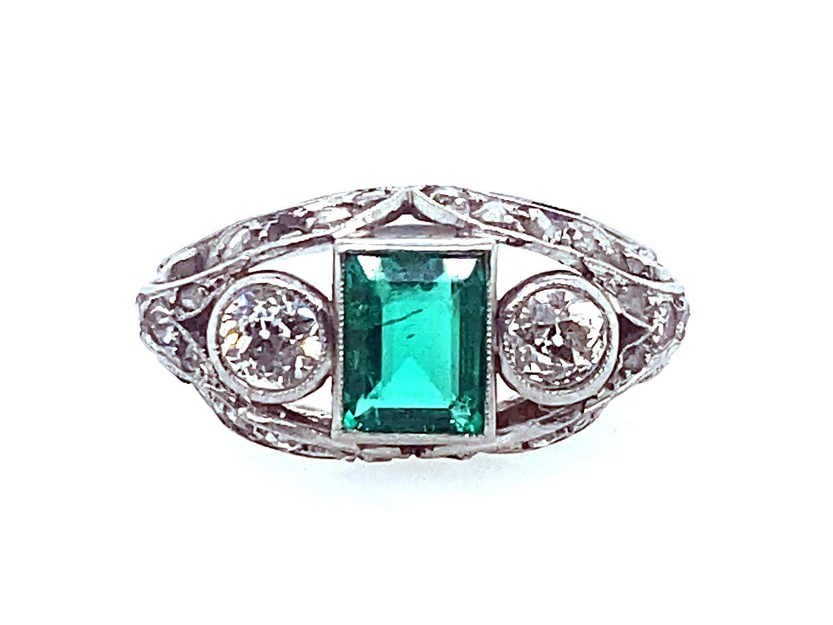 A fine Art Deco platinum diamond and Colombian emerald ring. Italy, 1920 c.a. 