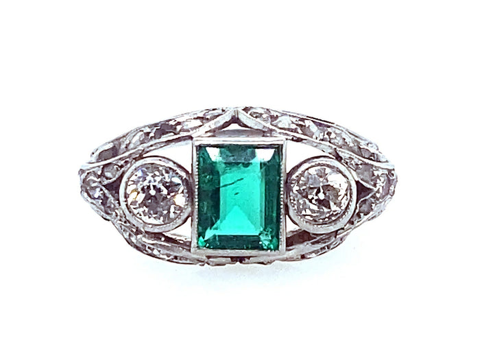 A fine Art Deco platinum diamond and Colombian emerald ring. Italy, 1920 c.a. 