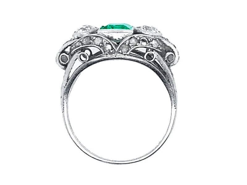 A fine Art Deco platinum diamond and Colombian emerald ring. Italy, 1920 c.a. 
